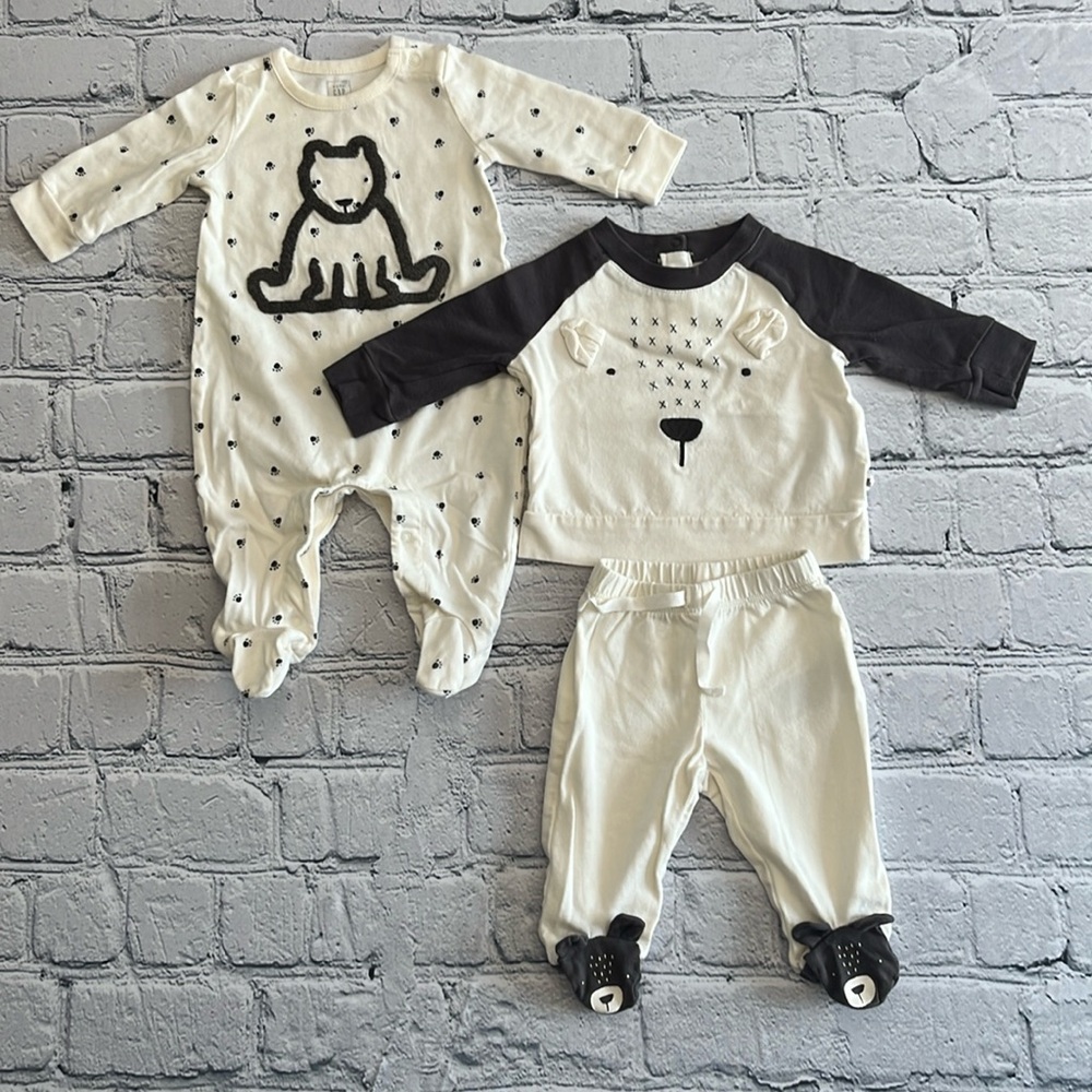 Baby Gap bundle 0-3m (ivory organically grown cotton one piece pyjama & outfit)
